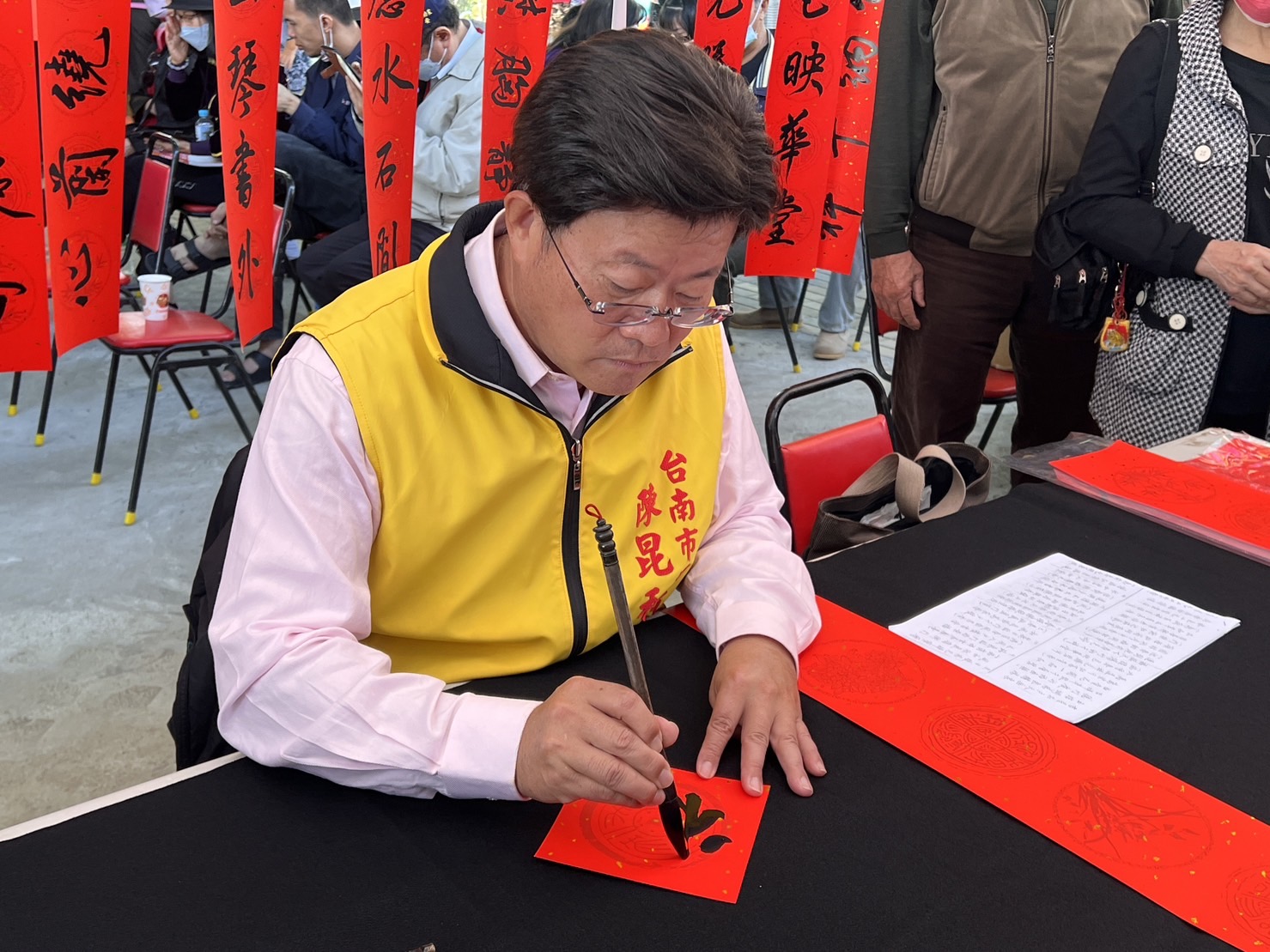 台灣民眾電子報 | 台南市議員陳昆和贈送選民名家手寫春聯歡樂過新年